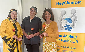 Ute Labudde gratuliert zur bestandenen Prüfung.